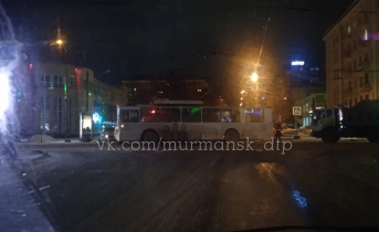 В центре Мурманска столкнулись такси и троллейбус ДТП