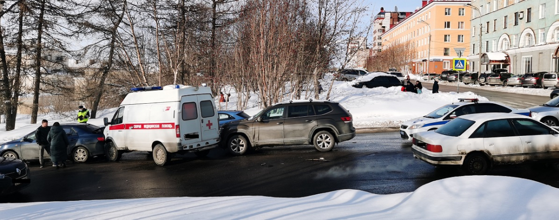 Стали известны подробности массовой аварии с участием скорой в центре Мурманска ДТП