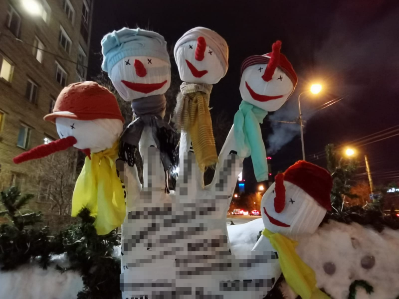 В центре Мурманска поселились веселые снеговики Снеговики