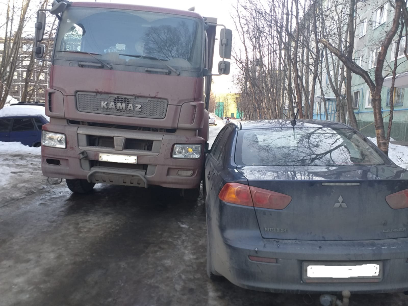 В мурманских дворах произошли массовые ДТП с участием мусоровозов Мусоровоз