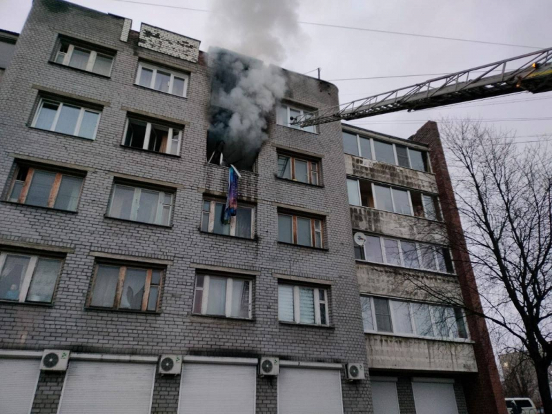 Четырех детей спасли из горящей многоэтажки в Мурманской области Пожар