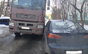 В мурманских дворах произошли массовые ДТП с участием мусоровозов Мусоровоз