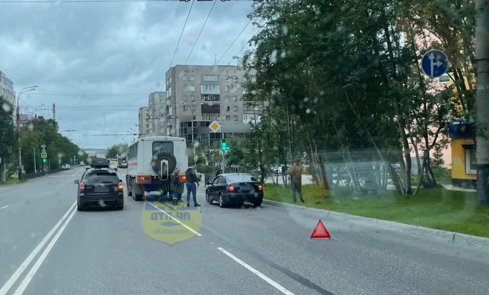 Авария на перекрестке произошла в Мурманске Авария на перекрестке произошла в Мурманске