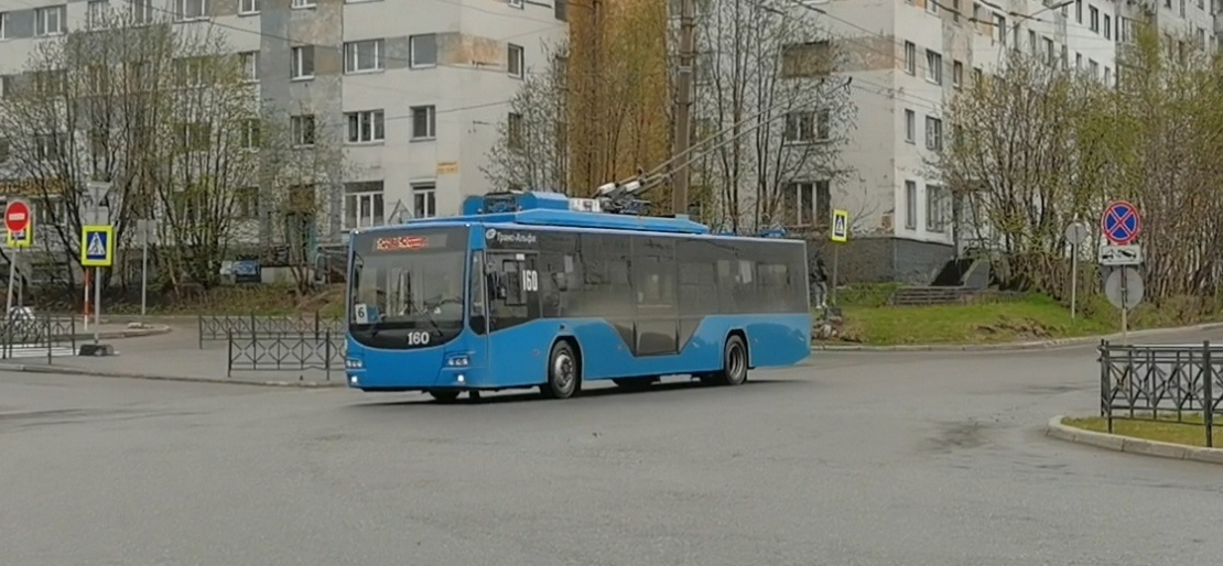 В Мурманске назвали причину транспортного коллапса Троллейбус