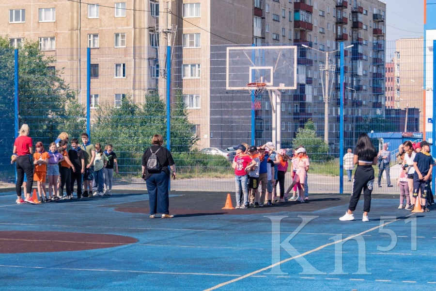 Дети Заполярного показали свою ловкость на веселых стартах