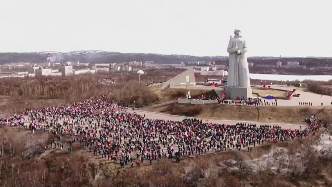На митинге в Мурманске собрались сотни людей Мурманск