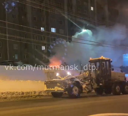 Полыхающий в Мурманске автомобиль попал на видео Пожар