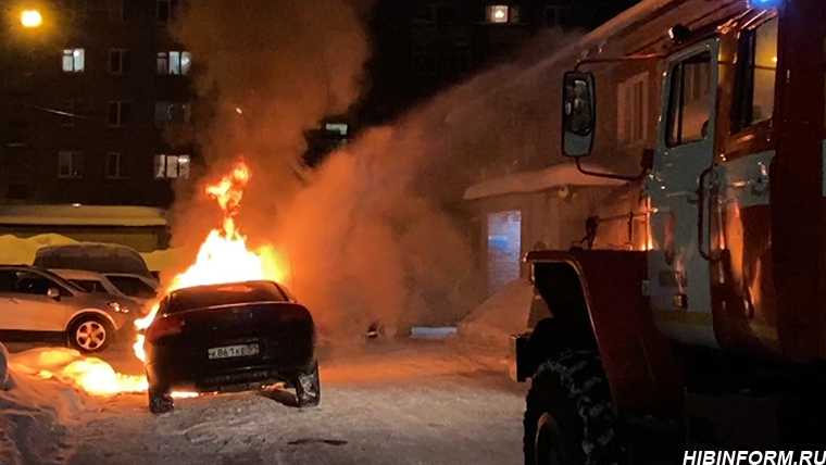 В Мурманской области во дворе сгорел автомобиль Пожар