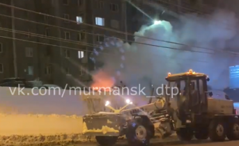 Полыхающий в Мурманске автомобиль попал на видео Пожар