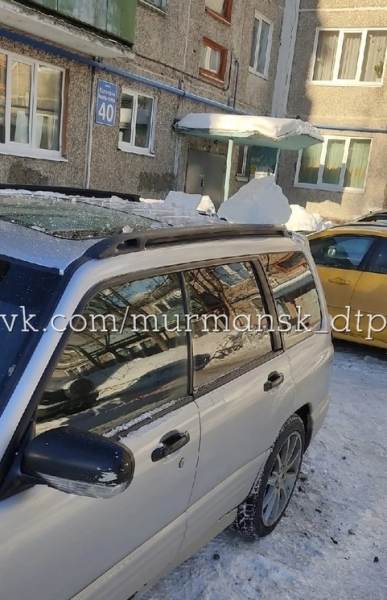 В мурманском дворе на припаркованный автомобиль упала глыба льда Глыба льда