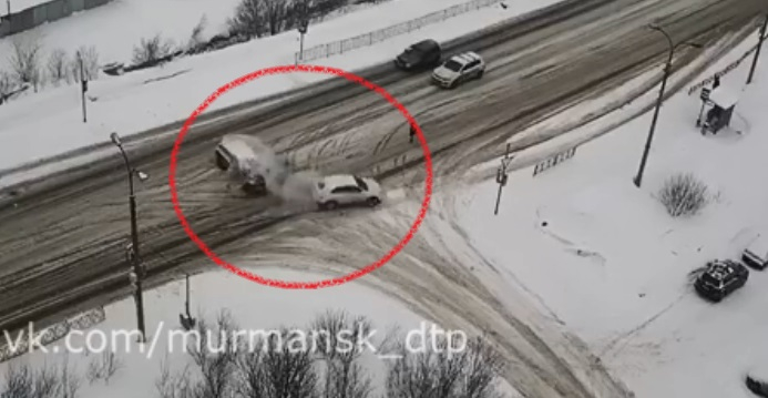 Момент аварии на перекрестке в Мурманске попал на видео Авария
