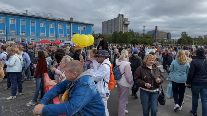 Огромные очереди выстроили в центре Мурманска