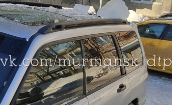 В мурманском дворе на припаркованный автомобиль упала глыба льда Глыба льда