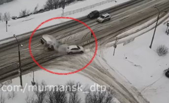Момент аварии на перекрестке в Мурманске попал на видео Авария