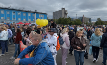Огромные очереди выстроили в центре Мурманска Огромные очереди выстроили в центре Мурманска