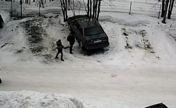 Юные вандалы Юные вандалы облили краской чужой автомобиль в Мурманской области