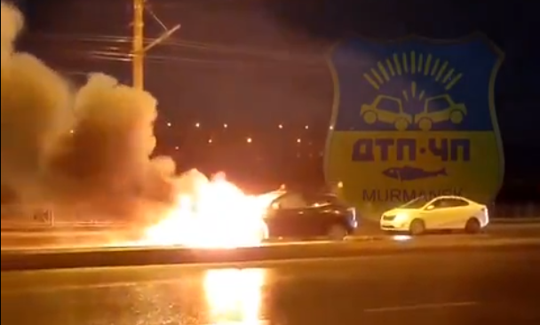 В Мурманске на полном ходу загорелся автомобиль Пожар