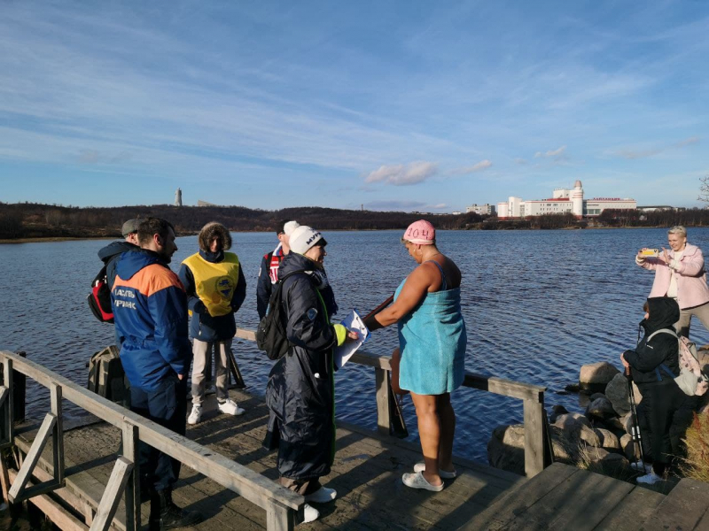В Мурманске на Семеновском озере прошел заплыв моржей Моржи
