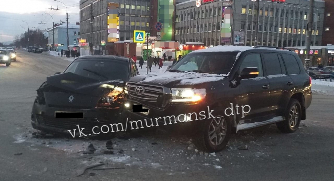 Последствия серьезной аварии на перекрестке в центре Мурманска попали на видео ДТП