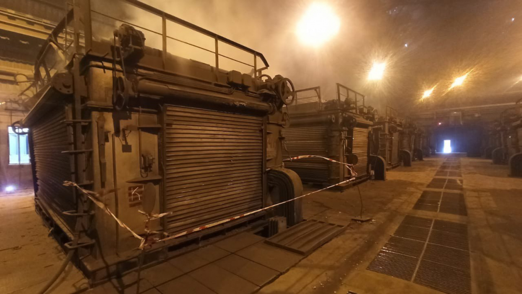 На заводе в Мурманской области пострадали два работника Завод