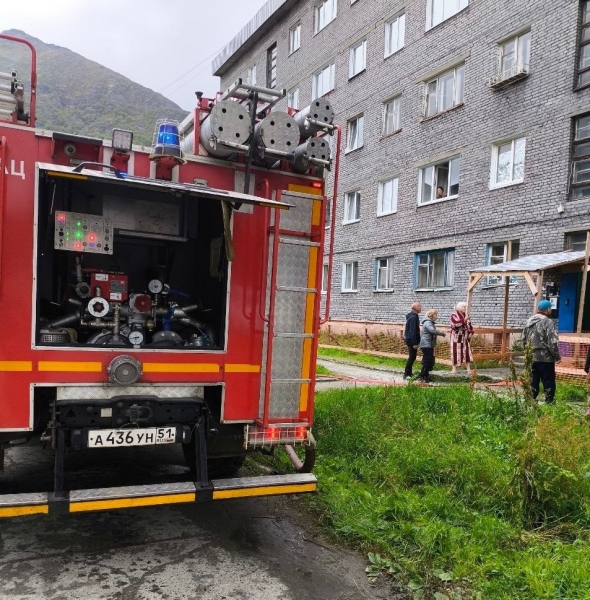 Пожар в жилом доме в Заполярье: эвакуировано 7 человек Пожарная машина