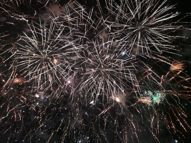 В небе над Мурманском запустили грандиозный фейерверк Фейерверк
