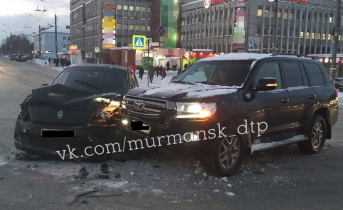 Последствия серьезной аварии на перекрестке в центре Мурманска попали на видео ДТП