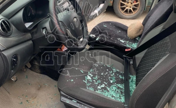 Неизвестный бил стекла у автомобилей в Мурманске Разбитые стекла