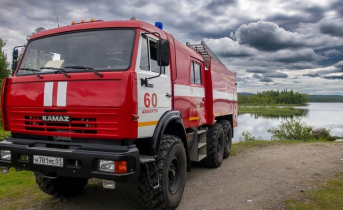 На территории оздоровительно-образовательного центра в Заполярье произошел крупный пожар Пожарная машина