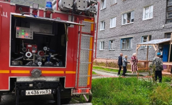 Пожар в жилом доме в Заполярье: эвакуировано 7 человек Пожарная машина