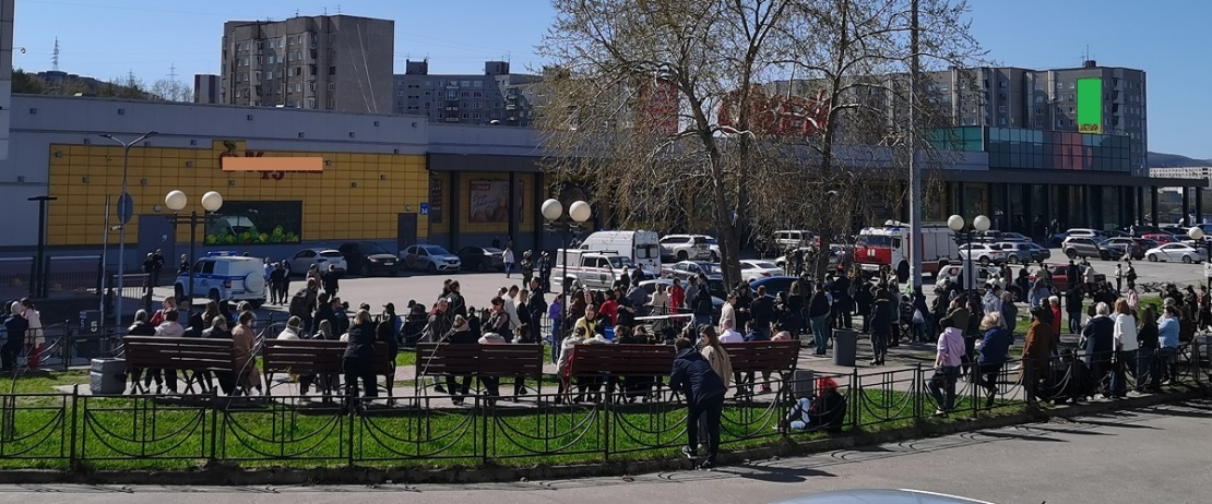 К крупному торговому центру в Мурманске стянулись все экстренные службы Эвакуация