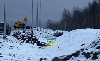 В Мурманской области легковой автомобиль вылетел с заснеженной трассы ДТП
