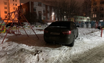 Парковка на детской площадке возмутила мурманчан Парковка