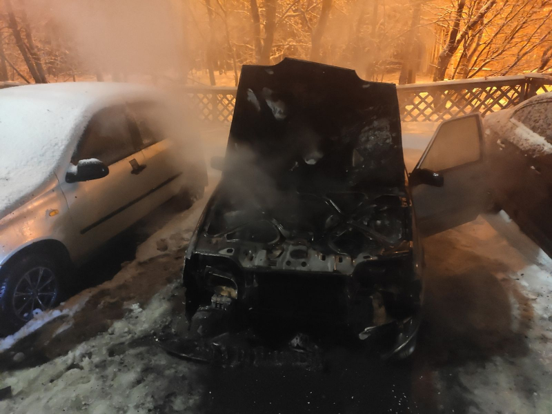 В мурманском дворе ночью сгорел автомобиль Пожар