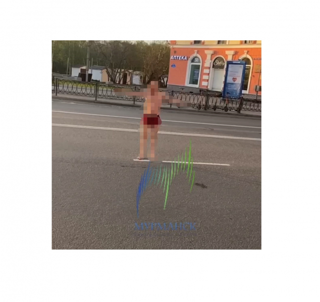 Полураздетый мужчина в центре Мурманска Мужчина