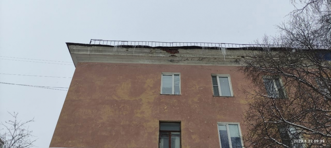 В центре Мурманска рушится фасад здания Мурманск