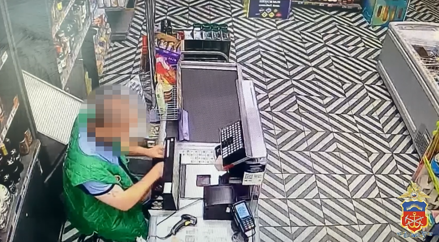 Хищение денег из кассы магазина Продавец