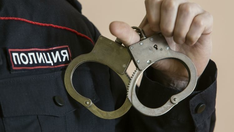 Полиция Мурманской области сообщила о продаже поддельных прививочных сертификатов Наручники