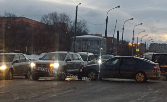 В Мурманске два автомобиля не поделили дорогу ДТП