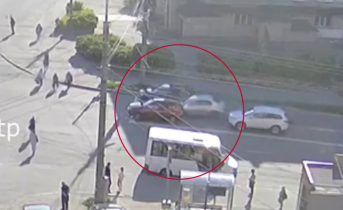 Момент аварии на светофоре в Мурманске попал на видео Авария