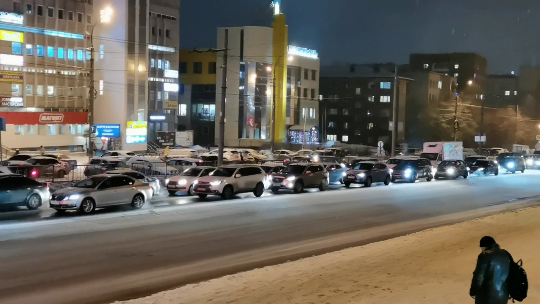 Водители застряли в гигантских пробках в Мурманске Пробка