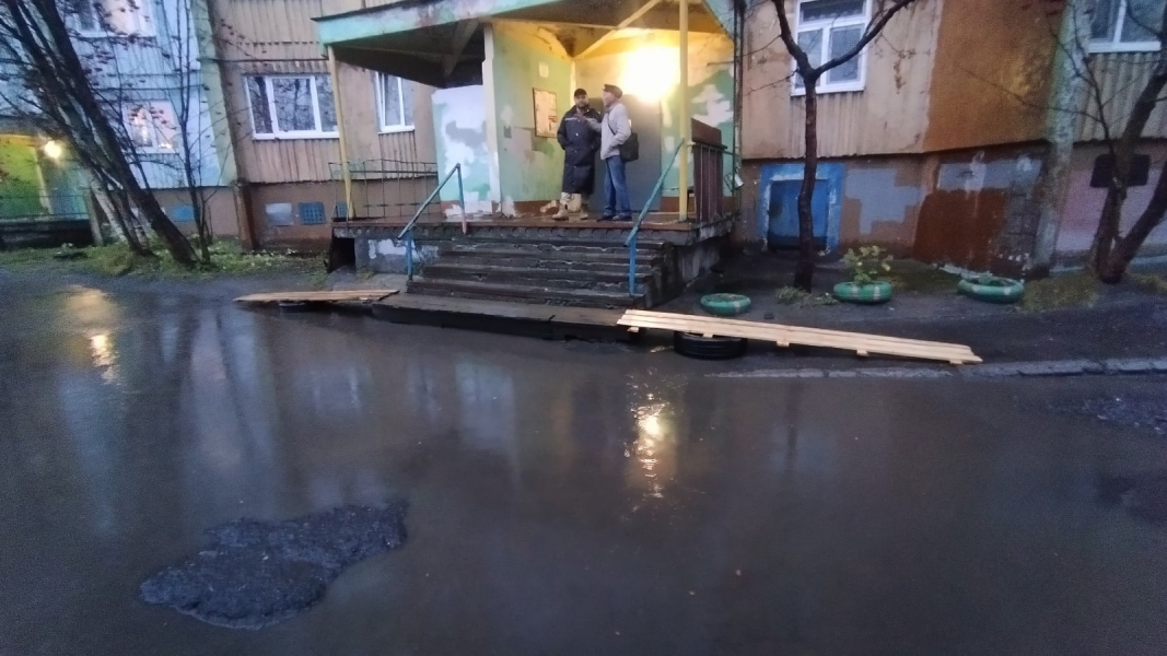 В Мурманске затопило двор Потоп