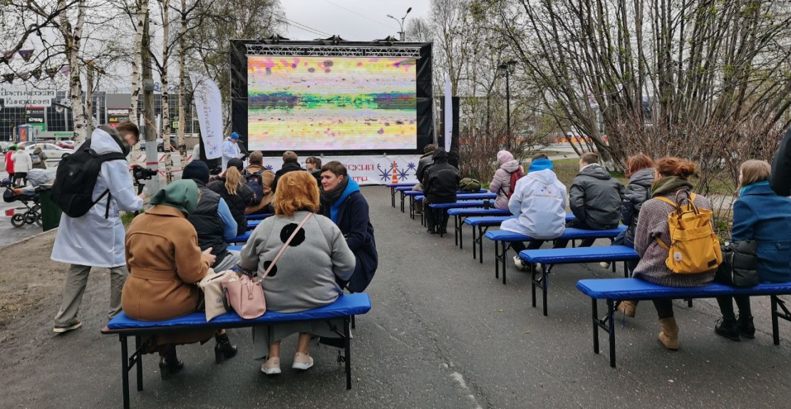 В центре Мурманска открылся уличный кинотеатр Уличный кинотеатр