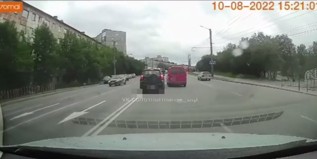 Странный маневр на дороге в Мурманске попал на видео Автомобили