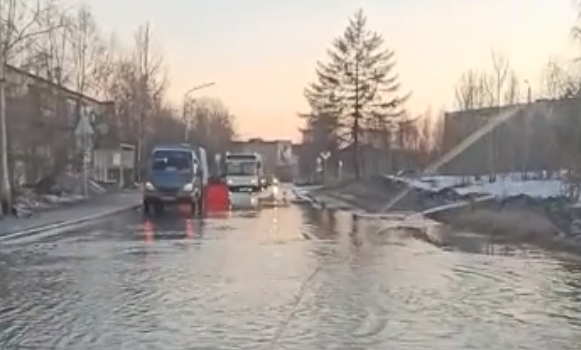 Улица в городе Мурманской области превратилась в непроходимую водную преграду Озеро