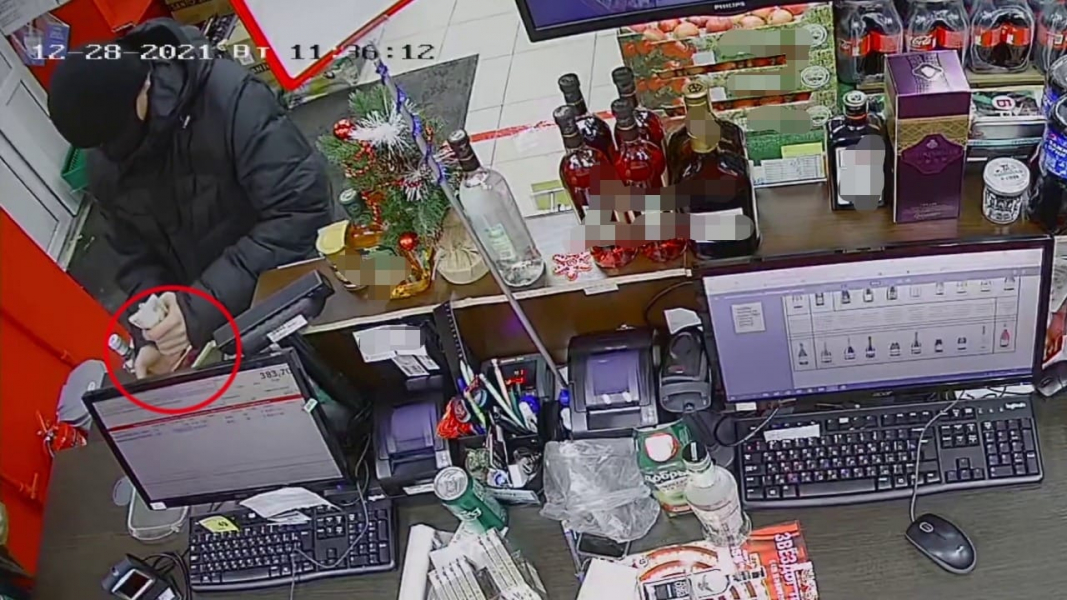 Момент кражи в магазине в Мурманской области попал на видео Кража