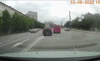 Странный маневр на дороге в Мурманске попал на видео Автомобили