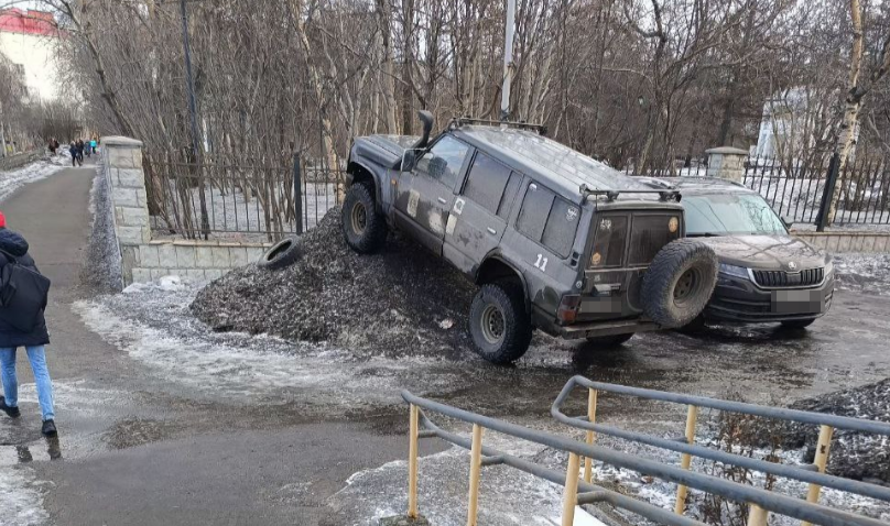 Необычную картину наблюдали северяне в Мурманске Парковка