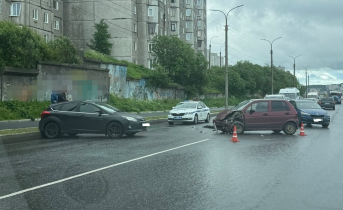 На улице в Мурманске затруднен проезд из-за ДТП ДТП