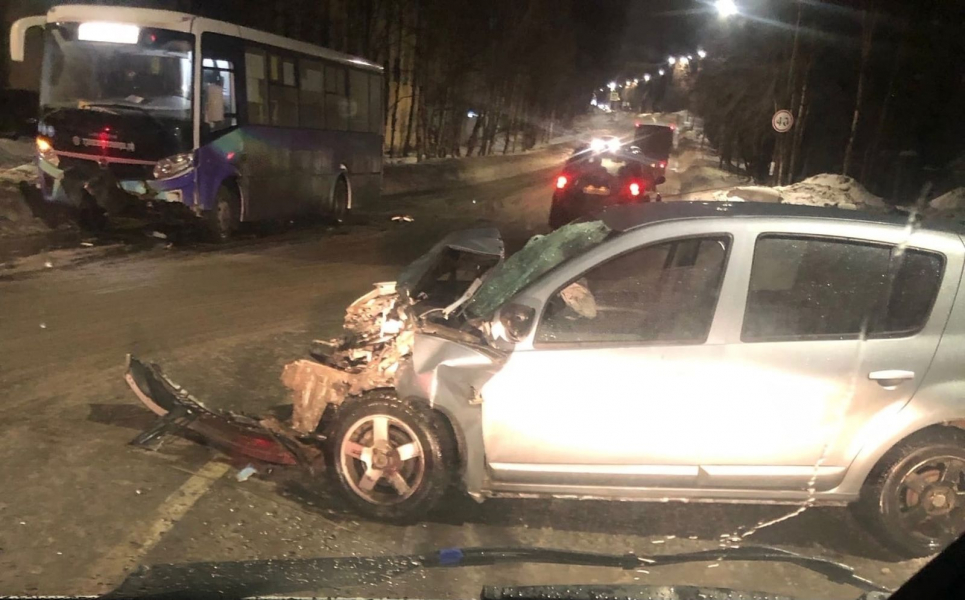 В Мурманской области лоб в лоб столкнулись автобус и легковушка ДТП
